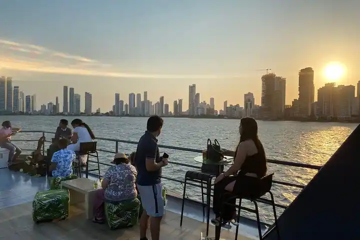 Atardecer por la Bahía en Barco Carrousel