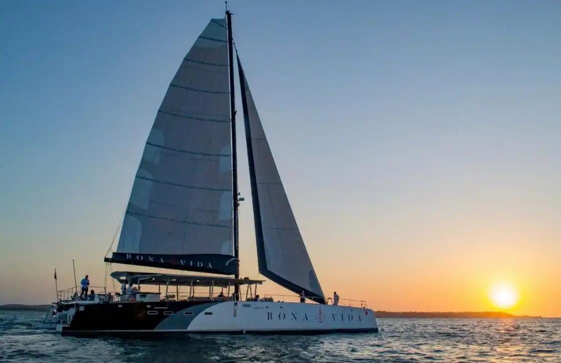 Atardecer por la Bahía en Catamarán Bona Vida