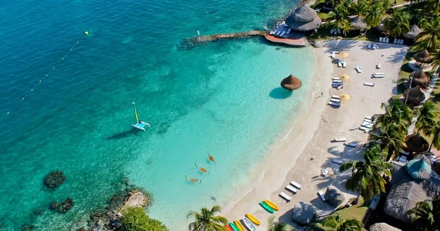 Turistas disfrutando de un día en Isla Mucura