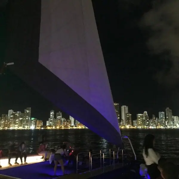 Noche por la Bahía en Catamarán Isabella