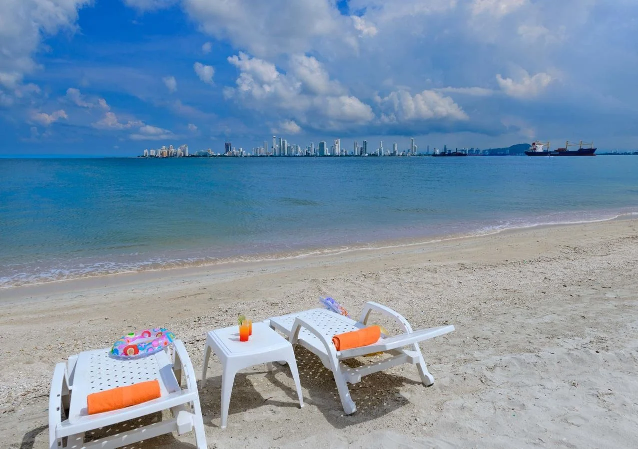 Punta Arena Day Tour - Isla de Tierra Bomba